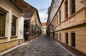 Finden sie leicht und schnell den nächstgelegenen lindt store in ihrer nähe oder dort, wo sie einen lindt store besuchen möchten. Cluj Napoca Rumanien Beeindruckende Aussicht Strasse Im Zentrum Redaktionelles Foto Bild Von Stadt Gehen 159071576