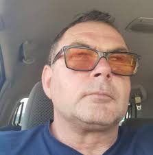 Lupeni. Acoperiș smuls de vânt, mașină avariată. Autoturismul era parcar pe  trotuar. Primarul din Lupeni, Lucian Resmeriță, spune că acoperișul nu avea  autorizație.