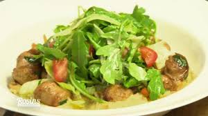Wurstgulasch Mit Kartoffelstampf Und Salat Rosins Restaurants Kabeleins Wurstgulasch Gulasch Wurstchen