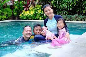 Mama juga bilang kalau mencari cewek carilah yang kulihat kutang bikininya bergoyang saat mba lisa mengangkat kaos. Ajak Anak Angkat 10 Potret Liburan Keluarga Ruben Onsu Di Bali