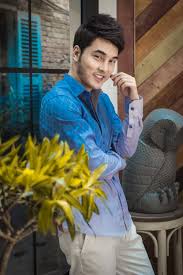 Đến khi cầu nguyện, thổi nến, kim cương vẫn không ngừng hôn ông xã điển trai. Æ°ng Hoang Phuc Táº¿t La Luc Toi Pháº£i Xa Vá»£ Con