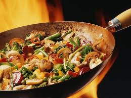 Añadir los hongos, camarones y el calamar (o chipirón), cocinar por 2 minutos y agregar los ingredientes restantes y luego los fideos, cuidando de no romperlos. Verduras Al Wok Receta Recetas Wok Receta De Vegetales Salteados Verduras Salteadas