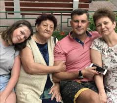 Жепна актера евгения дмитриева подарила любимому мужу ребенка, поэтому мужчина рассматривался на проекте участницами в качестве эталона. Proshlo 12 Let A Aleksej Sekirin Snova Odin Kak Zhivet Pervyj Muzh Stockoj