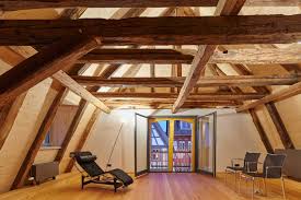 Michael schimek im freilichtmuseum in cloppenburg zeigt, wie fachwerkhäuser vor hunderten von jahren gebaut wurden. Fachwerk Trifft Farbkunst Expressive Farbgestaltung In Einem Restaurierten Fachwerkhaus In Karlstadt Bauhandwerk