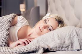 تفسير حلم رؤية شخص تحبه وهو بعيد عنك في المنام مجلتك