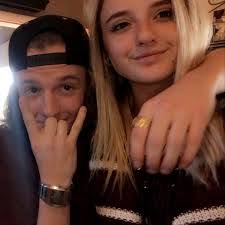 Alexa Beal's Instagram, Twitter & Facebook