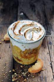 Comme Une Tarte Aux Pommes Meringuee Au Caramel De Beurre Sale Dans Un Bocal En 2020 Tarte Aux Pommes Meringuee Tarte Aux Pommes Recette