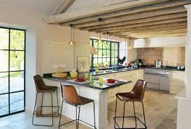 Une Cuisine De Charme Dans Une Longere En Touraine Longere Renovee Renovation Maison Et Cuisines Deco