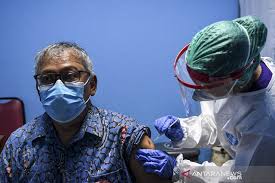 Vaksin sinovac buatan china sedang diuji coba secara klinis pada ribuan orang di bandung, indonesia. Pakar Ingatkan Lansia Konsultasi Ke Dokter Sebelum Divaksin Covid 19 Antara News