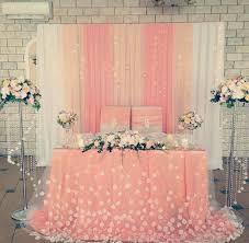 Decorar Una Fiesta Con Cortinas De Distintos Tipos De Tela Puede Lograr Un Efecto Muy Llamativo Para Cualqu Mesas De Boda Mesa De Los Novios Salones De Fiestas