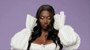 Em 6 de abril de 2018, aya nakamura lançou djadja — o primeiro single de seu segundo álbum — que ficou duas semanas consecutivas em número um na tabela francesa, e, mais tarde, foi certificado com disco de diamante. Mix Aya Nakamura 2021 Youtube