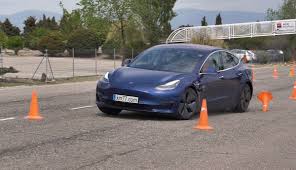Er war nicht mal beteiligt. Tesla Model 3 Beeindruckt Tester Bei Elch Ausweichmanover Teslamag De