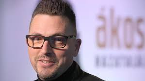 Saját stúdiójában dolgozik, saját lemezkiadója gondozza albumait. Jonak Lenni Jo Akos Elso Szoloalbumanak Aranylemezet Ajanlotta Fel Blikk