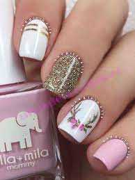 Uñas con flores rosas y rayas negras y blancas. Pin En Disenos De Unas