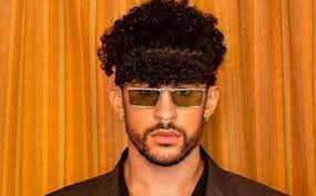 Bad Bunny arroja teléfono de fan y lanza ADVERTENCIA