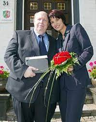 Reiner calmund (l), sylvia calmund and head coach felix magath of wolfsburg are seen after the herbert award 2009 gala at the elysee hotel on march 30, 2009 in hamburg, germany. Calmunds Blitzheirat Brautstrauss Aus Dem Supermarkt Der Spiegel