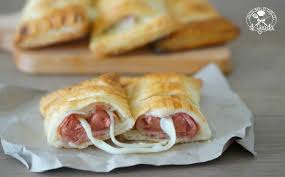 La sfoglia ripiena con spinaci, prosciutto e mozzarella è uno di quei piatti versati, perchè basterà cambiare il ripieno per avere una infinità di varianti. Pasta Sfoglia Con Wurstel E Mozzarella Non Solo Dolci Di Giada