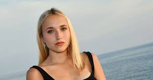 Jouannet is the daughter of actors thomas jouannet and alexandra lamy. Chloe Jouannet Topless Sur Instagram Le Cliche Hot