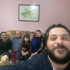 2021 yılında beynindeki tümör nedeniyle kısmi felç geçirmesinden dolayı diziden ayrılmıştır. Luran Ahmeti Kimdir Maksatbilgi