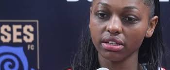 D'entraîneuse et joueuse à coéquipières avec les Roses de Montréal