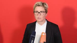Wissler erhielt 84,2 prozent der stimmen. Susanne Hennig Wellsow Nachster Grosser Wurf Politik Sz De