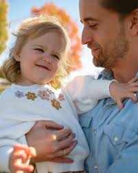 ✨The Stinson Family ✨ We found the prettiest tree we could, didn't worry  about shoes and made it a quick shoot so Sunday girl could take a nap.  Absolute magic with these