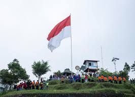 Pengibaran bendera merah putih ini merupakan yang pertama kali dilakukan di puncak gunung bungkuk bengkulu tengah. Bendera Merah Putih Raksasa Berkibar Di Lereng Merapi Portal Jogja