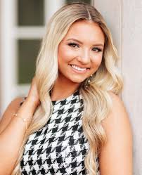 Throwback to Aubrie's cute college announcement session last spring!! ♥️🐘