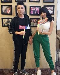 Kalimat yang diunggah lucinta luna diduga ditujukan kepada artis seksi nikita mirzani. Pose Hot Lucinta Luna Bersama Pacar Baru