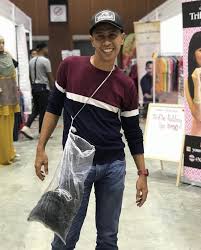 Beliau merupakan juara bintang mencari bintang musim pertama terbitan tv3 dan salah seorang ahli kumpulan bocey bersama. Biodata Dan Latar Belakang Pelawak Achey Bocey Iluminasi