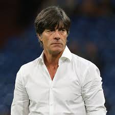 Jogi löw, the germany manager, has been concerned enough to have a lengthy chat with thomas müller. Joachim Low Starportrat News Bilder Gala De