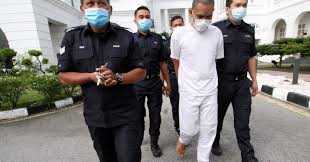 Pertama kali dalam sejarah perundangan negara, hukuman gantung sampai mati dijatuhi ke atas seorang wanita dan dua lelaki selepas didapati bersalah membunuh. Buruh Dijatuhkan Hukuman Gantung Sampai Mati Metrotv