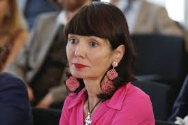 Elisabetta sgarbi, dopo una laurea in farmacia, ha iniziato a lavorare nel mondo editoriale, dapprima presso lo studio tesi, successivamente in bompiani, dove è stata ufficio stampa, editor e poi direttore editoriale per oltre 25 anni. La Nave Di Teseo Le Differenze Antropologiche Tra Marina Berlusconi Ed Elisabetta Sgarbi