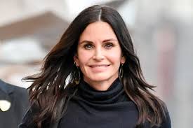 Courteney cox was born on june 15th, 1964 in birmingham, alabama, into an affluent southern family. Courteney Cox Plays Piano In A Flannel Top Leggings Classic Booties Footwear News