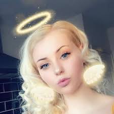 Jodie Hewitson's Instagram, Twitter & Facebook