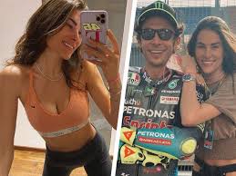 Valentino rossi (/ ˈ r ɒ s i /; Vriendin Rossi Over Werken In Motogp Niet Makkelijk Met Mannen Die Naar Je Kont Kijken Of Aanraken Andere Sporten Ad Nl