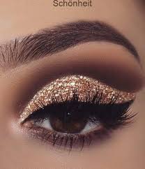 Online Makeup Course The Biggest Training In Brazil With 31h In 2020 Golden Eye Makeup Makeup Tutorial Eyeshadow Gold Glitter Eyeshadow