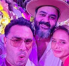 هشام عاشور كان من ضمن أمهر لاعبين الأسكواش في العالم ومصنف من ضمن العشر الأوائل علي اللعبة. Ø§Ù„ØµÙˆØ± Ø§Ù„Ø£ÙˆÙ„Ù‰ Ù…Ù† Ø®Ø·ÙˆØ¨Ø© Ù†ÙŠÙ„Ù„ÙŠ ÙƒØ±ÙŠÙ… Ù…Ø¹ Ø¹Ø±ÙŠØ³Ù‡Ø§ ÙˆØ§Ù„Ø²ÙˆØ§Ø¬ Ø®Ù„Ø§Ù„ Ø£ÙŠØ§Ù… Laha Magazine