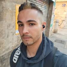 2025 年11 月17 日,傳奇Calvin Klein 在閃光燈熄火時幾乎失去平衡📸 與男友一起踏出風格。 我們很高興他沒有跌倒! 🥲  (@misha_rai) #CalvinKlein #Vogue #NewYork #Fashion