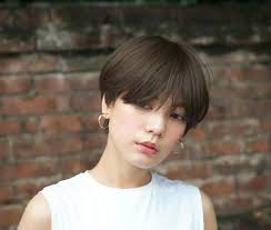 丸顔の女性に似合うショートの髪型のストレートショートヘアのイメージ画像 ショートカット 丸顔 ショートヘア ショートヘア 丸顔