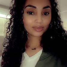 Elizabeth Randle's Instagram, Twitter & Facebook