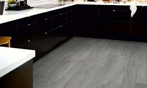 Parkett Grau Kuche Kombination Schwarze Unterschranke Weisse Arbeitsplatten Parkett Grau Haus Bodenbelag Parkett Weiss