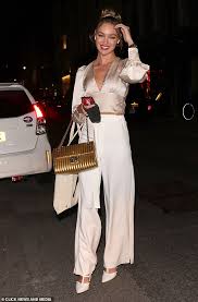 However, it appears that his once rumoured lover roxy horner has now moved on from the academy award winning actor and is with musician jake bugg. Jack Whitehall S Girlfriend Roxy Horner Exudes Glamour In Cream Silk Crop Top Aktuelle Boulevard Nachrichten Und Fotogalerien Zu Stars Sternchen