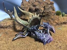 ❁菊座衛門(きくざえもん)🎴 on X: 【ルカイ・MHフィギュア図鑑】 「ダイミョウザザミ亜種」 別名：盾蟹 種族：甲殻種  初登場作品：MHＰ2ndＧ 紫色の甲殻に包まれたダイミョウザザミの亜種。 食性の違いで甲殻の色が異なっており、 モノブロスの頭骨をヤドとする通常種  ...