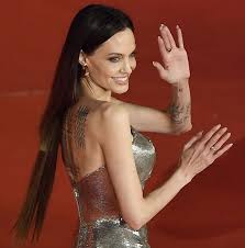 E come inaugurare un nuovo capitolo della nostra vita se non con un bellissimo e freschissimo taglio di capelli inedito? Angelina Jolie Brilla A Roma Ma Si Vedono Le Extension Ai Capelli