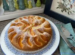 Mix the vanilla sugar, yolks, lemon juice and cinnamon and blend it until foamy. Osterreichischer Marillenkuchen The Apricot Lady