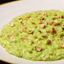 Risotto con zucchine un primo piatto facile e veloce da preparare, cremosissimo, saporito e perfetto per la primavera o per l'estate.pochi ingredienti semplici e di stagione per preparare questo risotto alle zucchine e invece del brodo vegetale utilizzate anche voi il mio dado vegetale fatto in casa, sentirete la differenza. Risotto Alla Crema Di Zucchine E Taleggio Con Nocciole Tostate Chi Te Lo Preparera Iscriviti Subito Al Nostro N Ricette Ricette Di Cucina Ricette Facili
