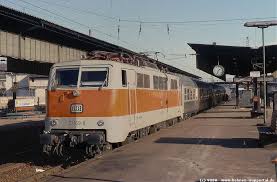 Einige Loks Der Br 111 Wurden Fur Den Zuggefuhrten S Bahnverkehr Entsprechend Des Wagenmaterials Mit Einer Besonderen Farb Gebung Eisenbahn S Bahn Bundesbahn