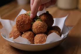 Jadi ada sensasi crispy di luar dan lembut gurih di dalamnya. Seru Makan Jadi Gak Biasa Pakai Resep Bola Bola Nasi Keju Ini
