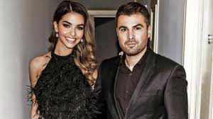 El joaca pe post de atacant sau extrema stanga pentru echipa nationala de fotbal a romaniei. Adi Mutu S A Insurat Azi Cu Sandra Bachici Cum AratÄƒ Frumoasa Lui SoÅ£ie